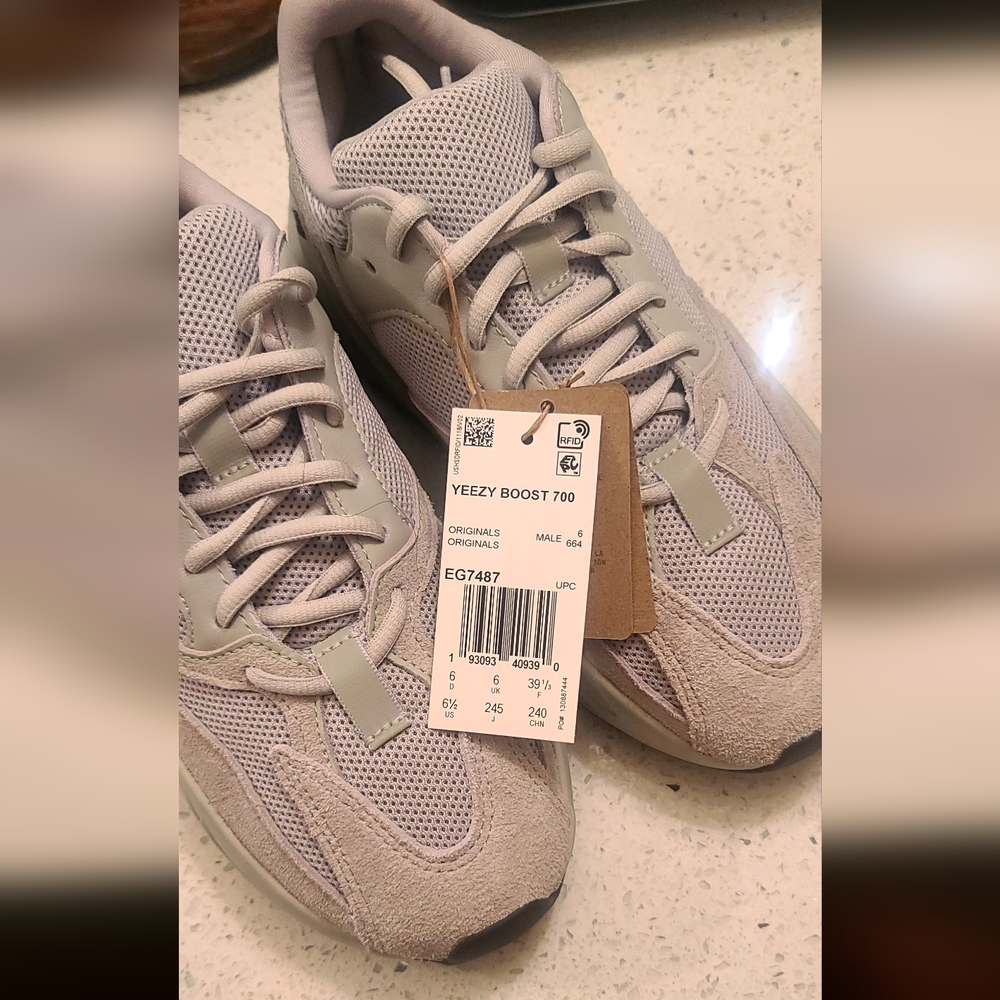 Adidas Yezzy 700 Salt